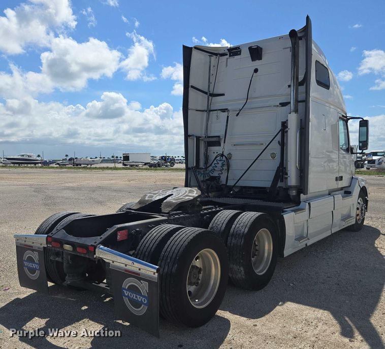 image for item YA1052 2015 Volvo VNL semi truck