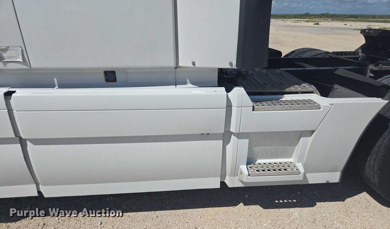 image for item YA1052 2015 Volvo VNL semi truck