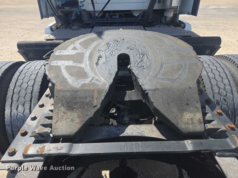 image for item YA1052 2015 Volvo VNL semi truck