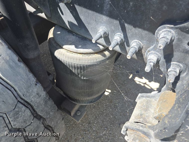 image for item YA1052 2015 Volvo VNL semi truck