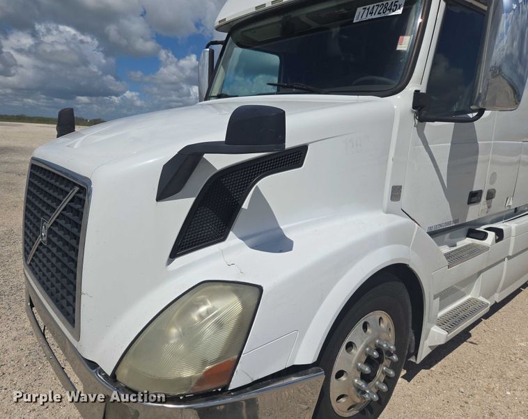 image for item YA1052 2015 Volvo VNL semi truck