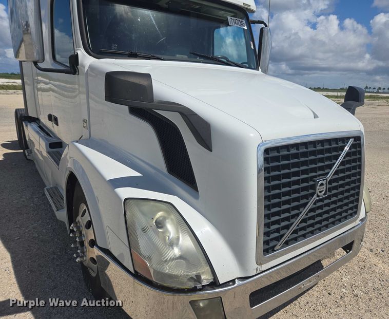 image for item YA1052 2015 Volvo VNL semi truck
