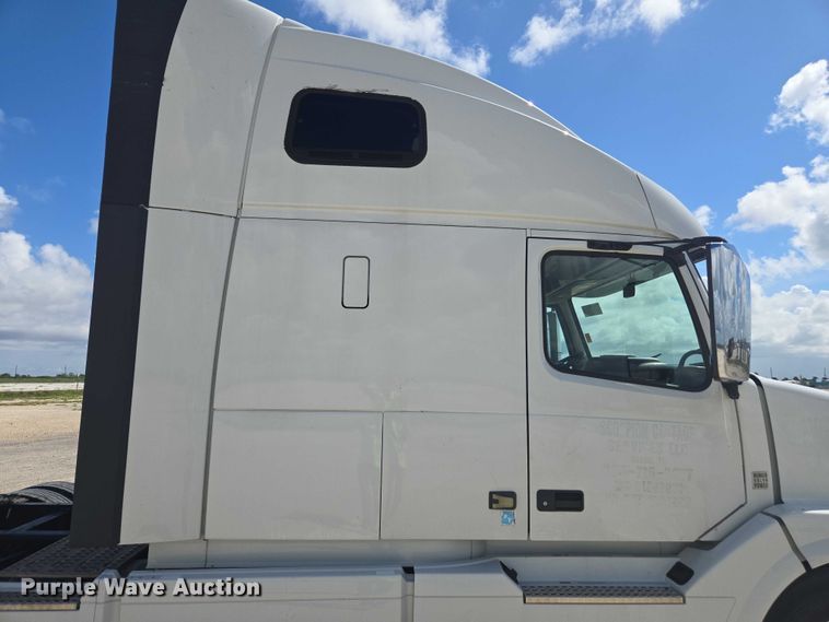 image for item YA1052 2015 Volvo VNL semi truck
