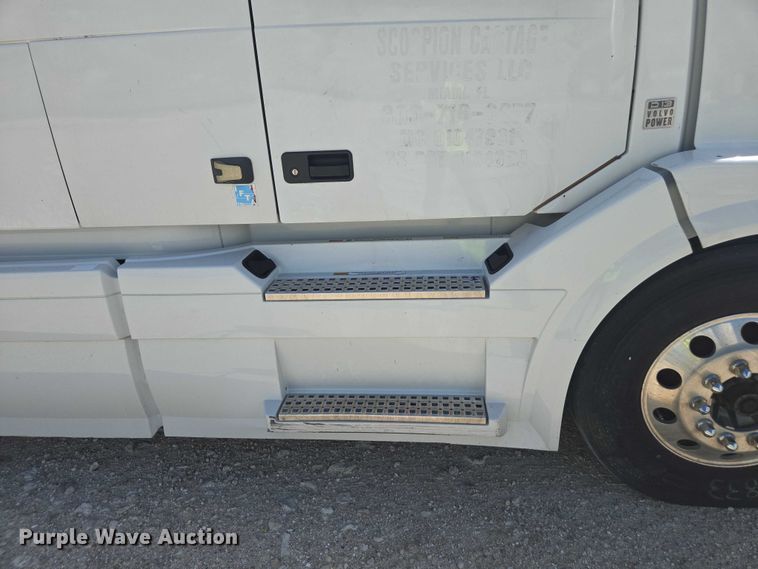 image for item YA1052 2015 Volvo VNL semi truck