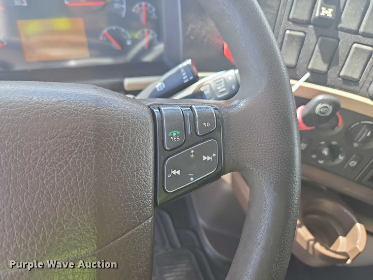 image for item YA1052 2015 Volvo VNL semi truck