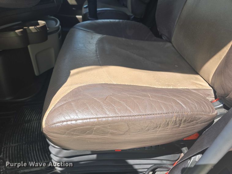 image for item YA1052 2015 Volvo VNL semi truck