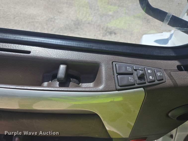 image for item YA1052 2015 Volvo VNL semi truck