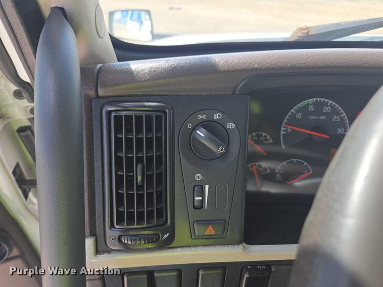 image for item YA1052 2015 Volvo VNL semi truck