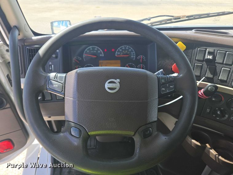 image for item YA1052 2015 Volvo VNL semi truck