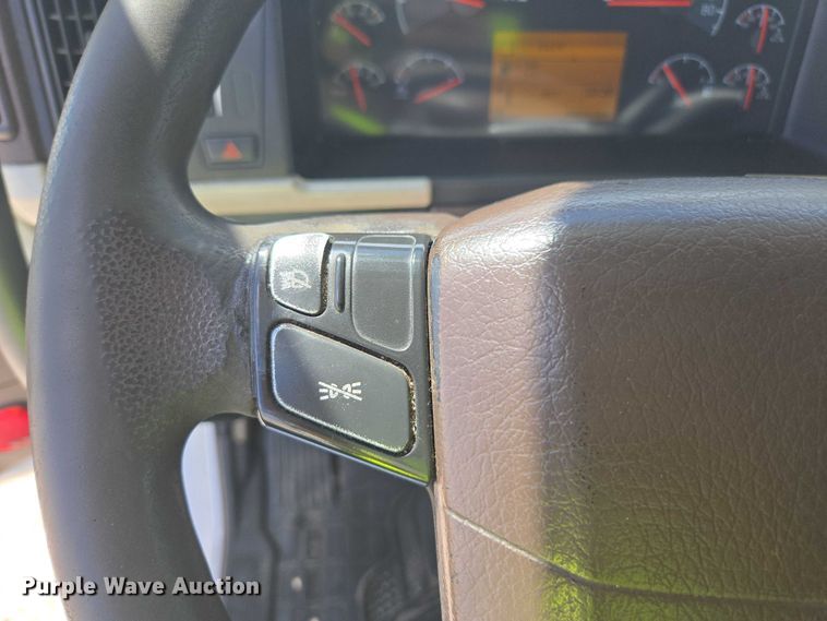 image for item YA1052 2015 Volvo VNL semi truck