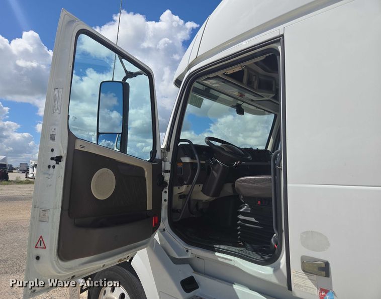 image for item YA1052 2015 Volvo VNL semi truck