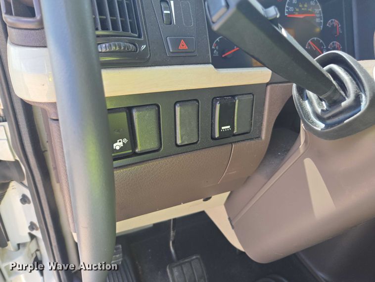 image for item YA1052 2015 Volvo VNL semi truck