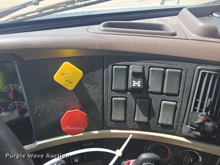 image for item YA1052 2015 Volvo VNL semi truck