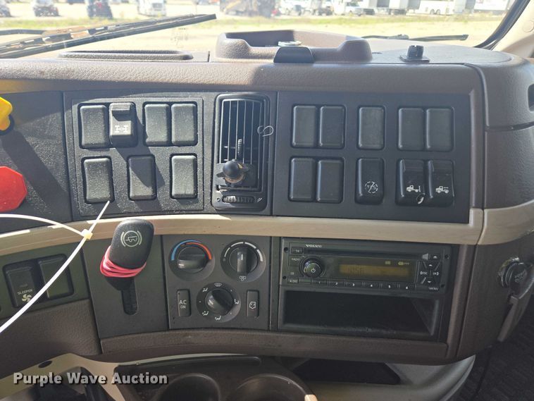 image for item YA1052 2015 Volvo VNL semi truck