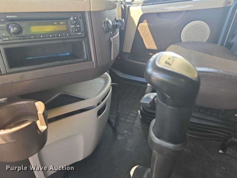 image for item YA1052 2015 Volvo VNL semi truck