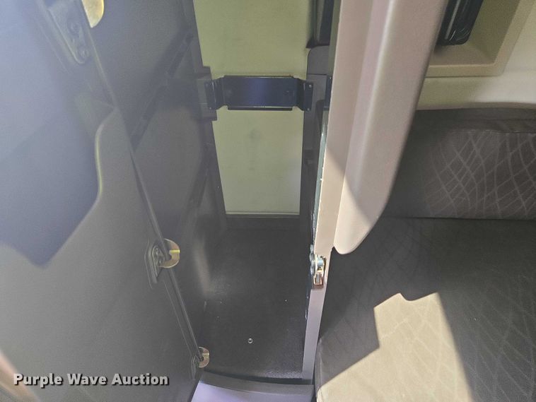 image for item YA1052 2015 Volvo VNL semi truck