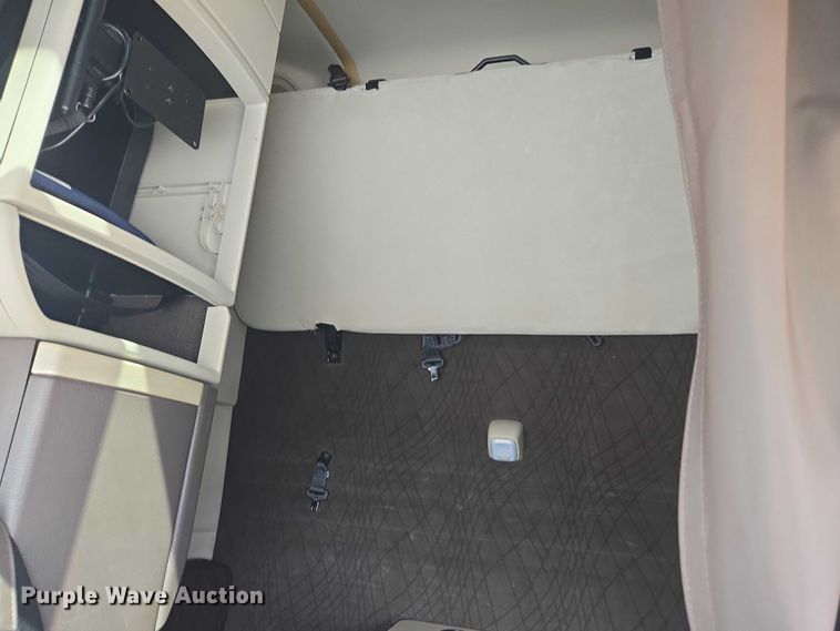 image for item YA1052 2015 Volvo VNL semi truck