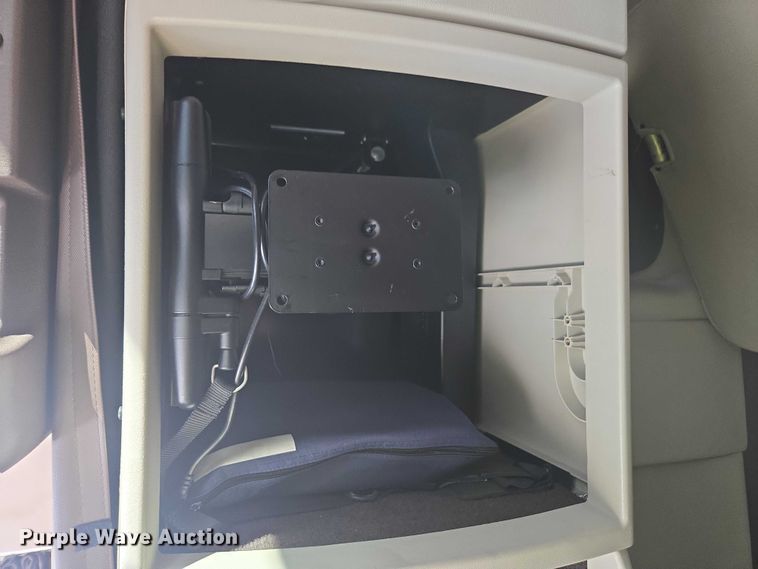 image for item YA1052 2015 Volvo VNL semi truck