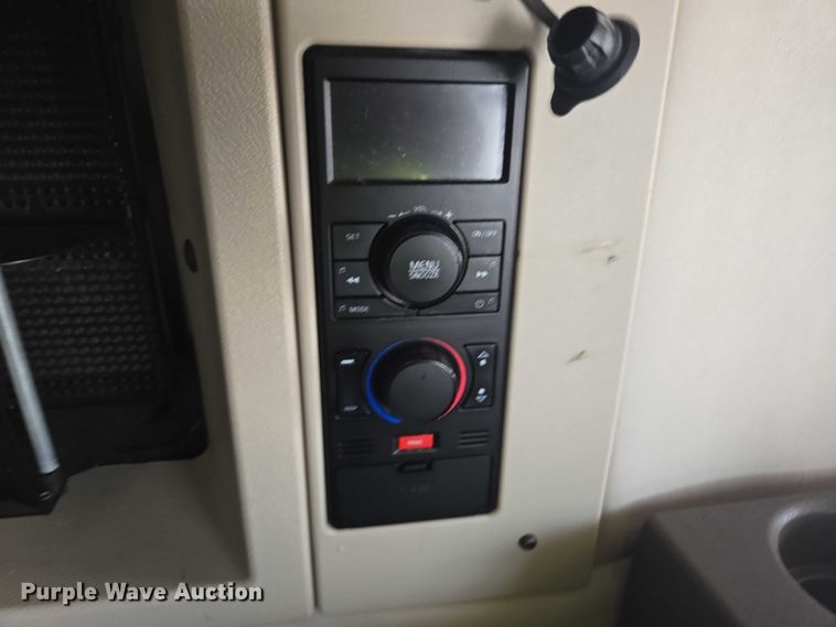 image for item YA1052 2015 Volvo VNL semi truck