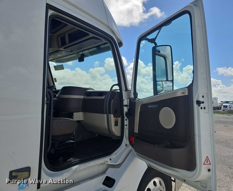 image for item YA1052 2015 Volvo VNL semi truck