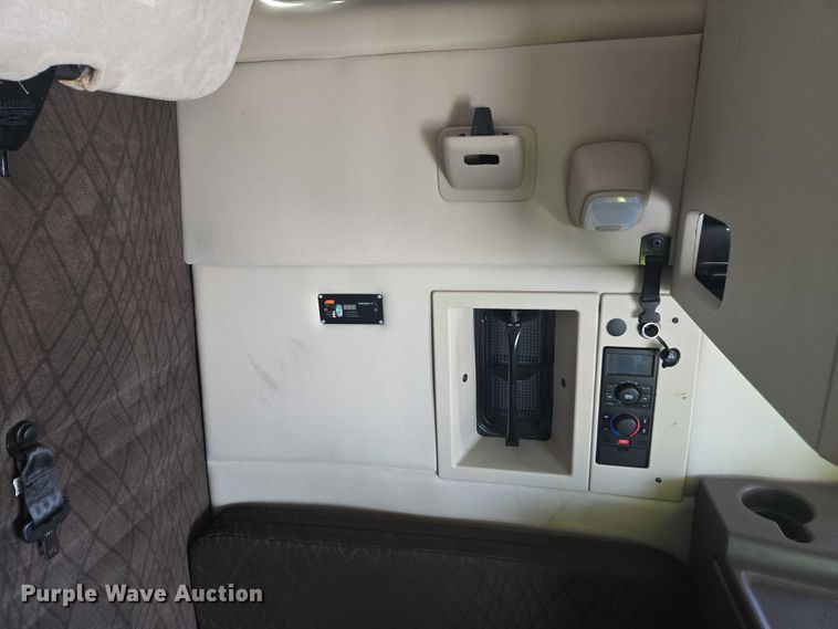 image for item YA1052 2015 Volvo VNL semi truck