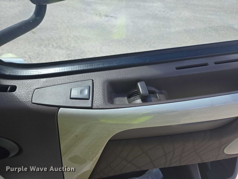 image for item YA1052 2015 Volvo VNL semi truck