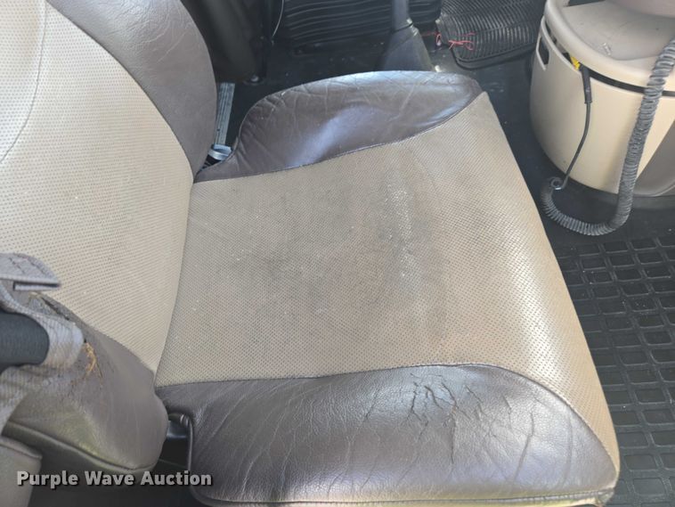 image for item YA1052 2015 Volvo VNL semi truck