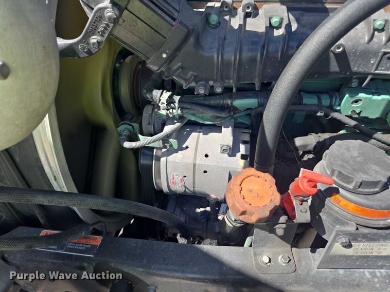 image for item YA1052 2015 Volvo VNL semi truck