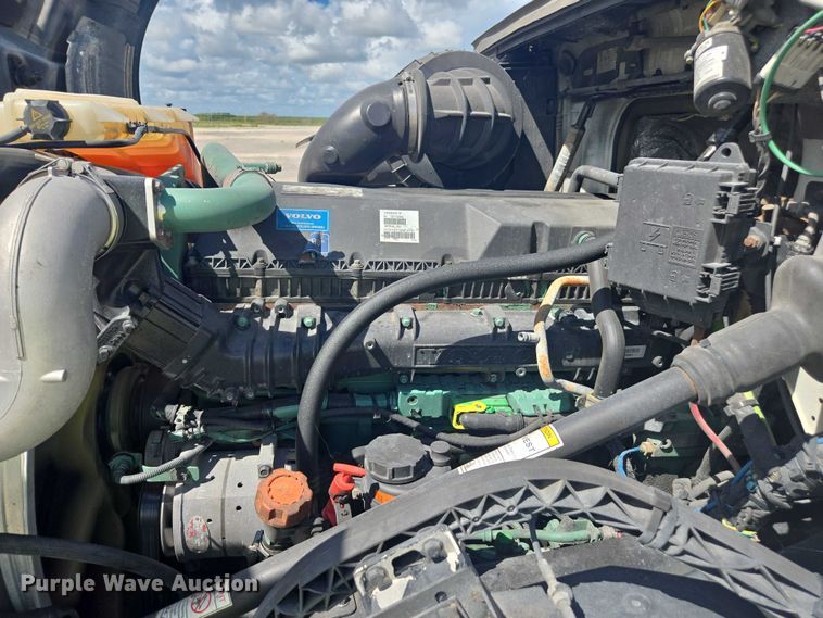 image for item YA1052 2015 Volvo VNL semi truck