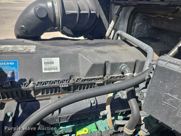 image for item YA1052 2015 Volvo VNL semi truck