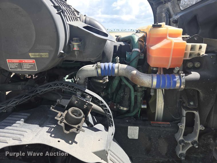 image for item YA1052 2015 Volvo VNL semi truck