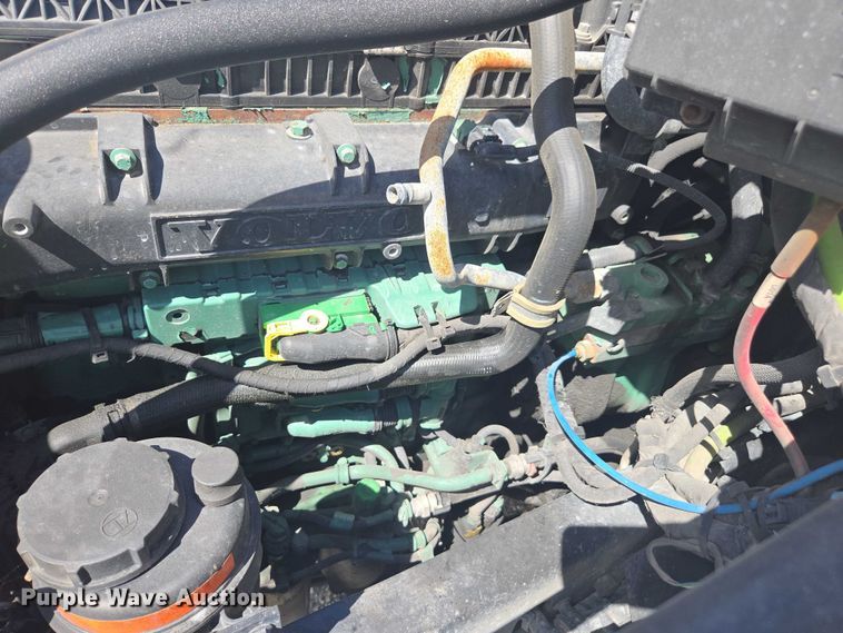 image for item YA1052 2015 Volvo VNL semi truck