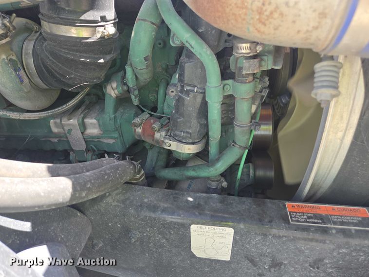 image for item YA1052 2015 Volvo VNL semi truck