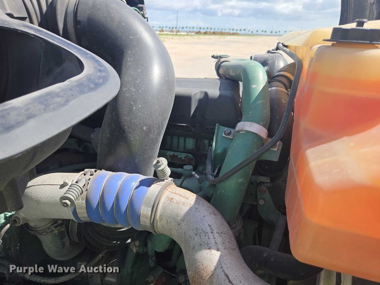 image for item YA1052 2015 Volvo VNL semi truck