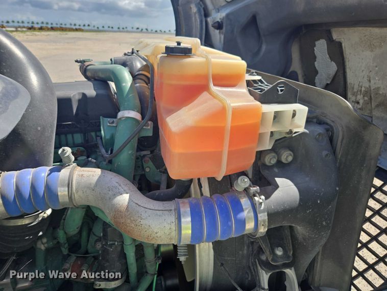 image for item YA1052 2015 Volvo VNL semi truck