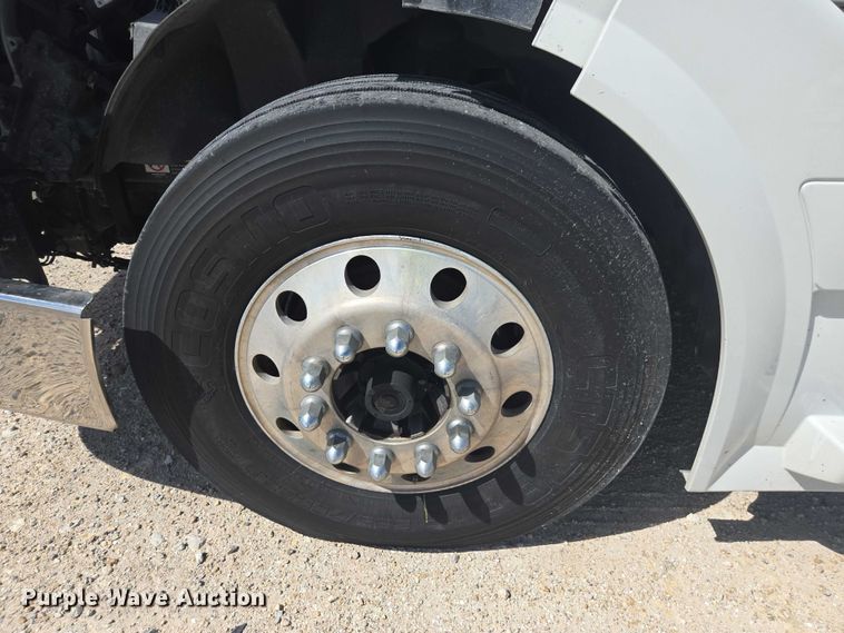 image for item YA1052 2015 Volvo VNL semi truck