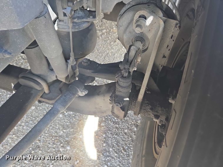 image for item YA1052 2015 Volvo VNL semi truck