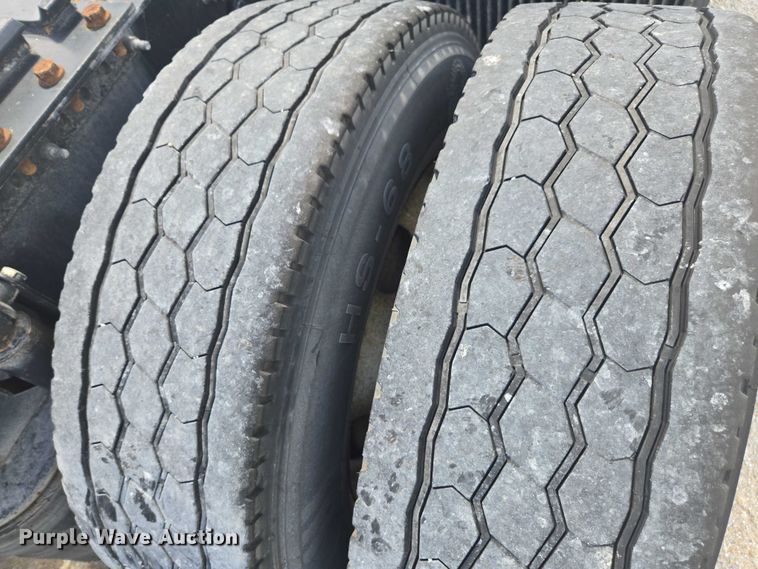 image for item YA1052 2015 Volvo VNL semi truck