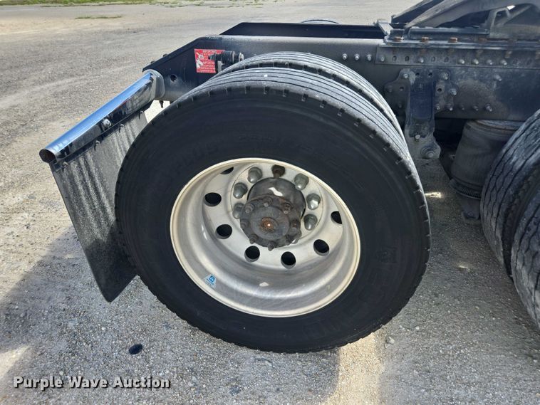 image for item YA1052 2015 Volvo VNL semi truck