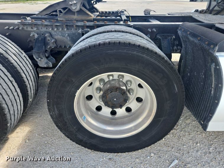 image for item YA1052 2015 Volvo VNL semi truck