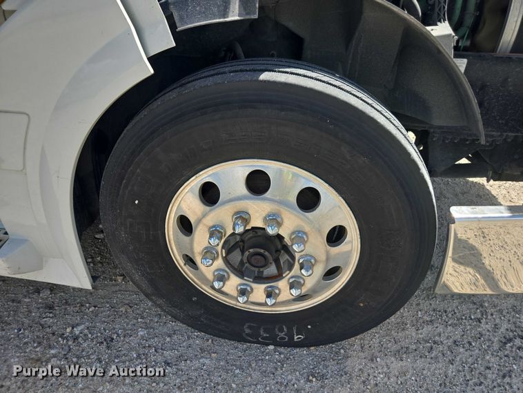 image for item YA1052 2015 Volvo VNL semi truck