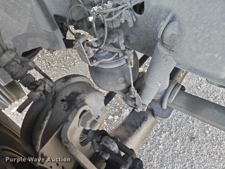 image for item YA1052 2015 Volvo VNL semi truck