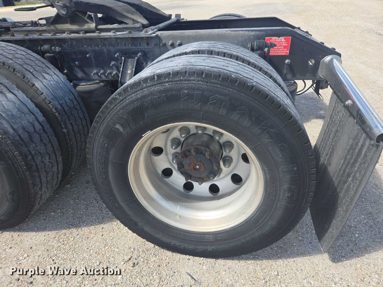 image for item YA1052 2015 Volvo VNL semi truck