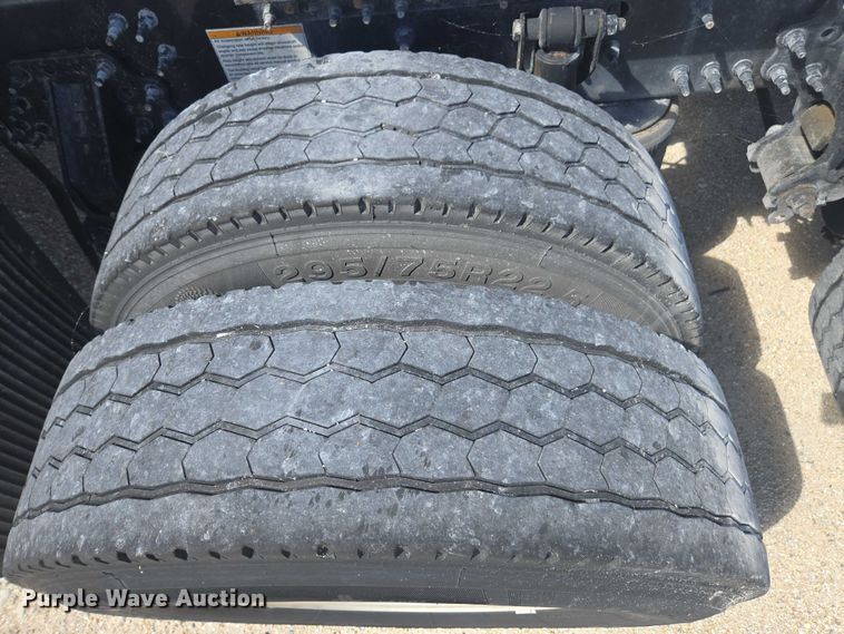 image for item YA1052 2015 Volvo VNL semi truck