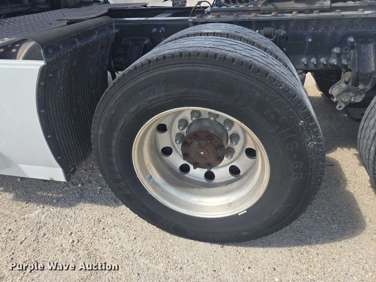 image for item YA1052 2015 Volvo VNL semi truck