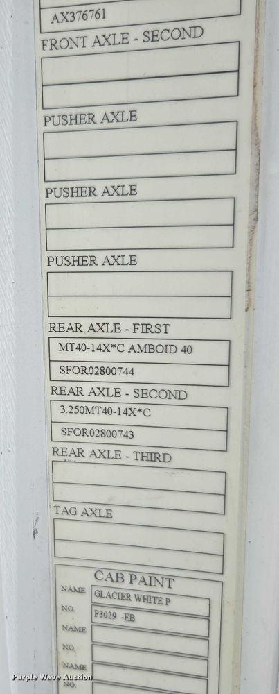 image for item YA1052 2015 Volvo VNL semi truck