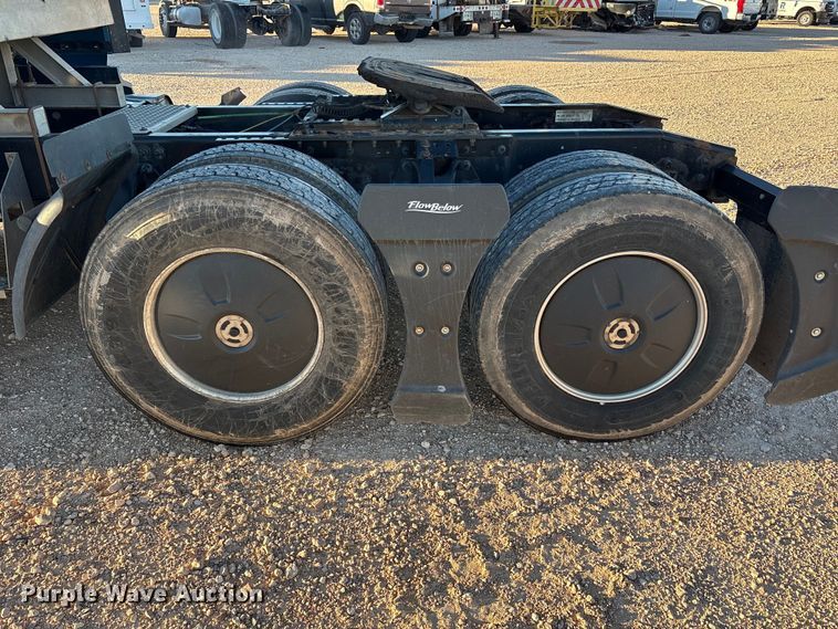 image for item YA1177 2019 International LT625 semi truck