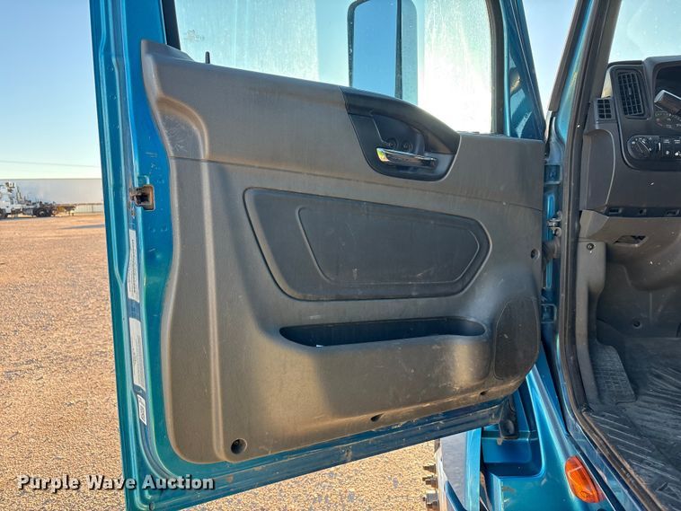 image for item YA1177 2019 International LT625 semi truck