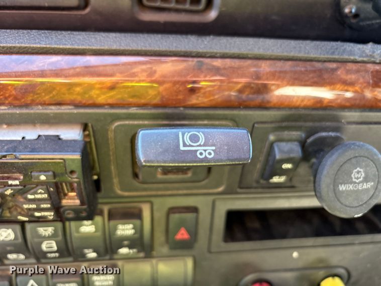 image for item YA1177 2019 International LT625 semi truck