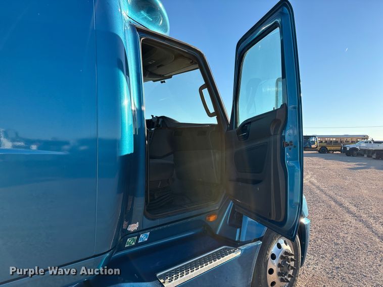 image for item YA1177 2019 International LT625 semi truck
